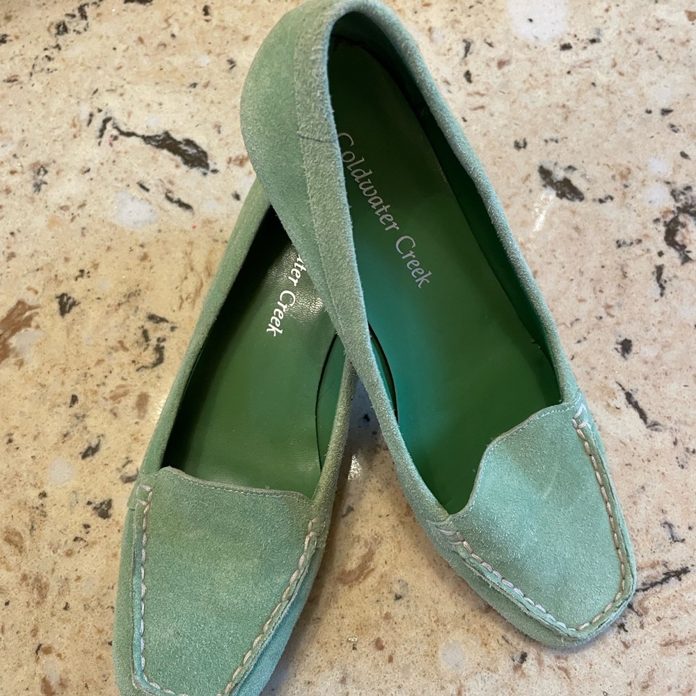 COLDWATER CREEK GIVES IT UP ON COLOR AND STYLE
